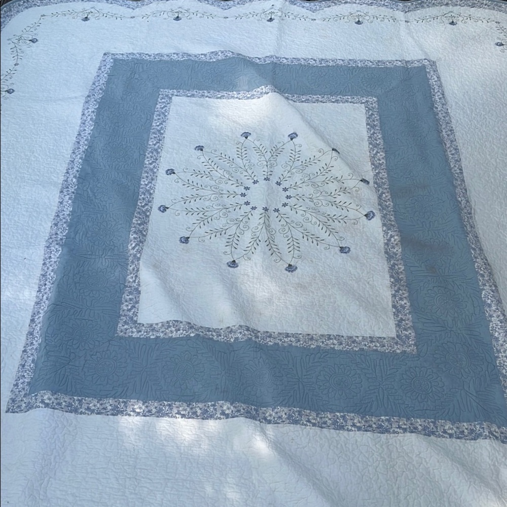 Elegant White and Blue Quilt - Picture 3 of 6